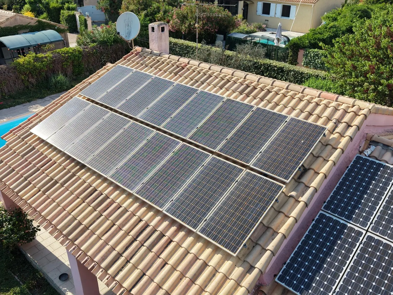 Panneaux solaires posés en surimposition sur une toiture en tuiles